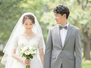 AI画像 ブーケを持った花嫁を見る花婿