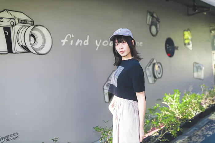 フリー写真, 人物（写真）, 女性（写真）, アジア人女性, 若い女性, ポートレイト, シリーズ（1546）, 台湾人, 帽子姿, 野球帽（キャップ）, Tシャツ姿, ズボン姿, カメラ