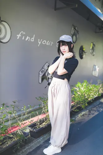 フリー写真, 人物（写真）, 女性（写真）, アジア人女性, 若い女性, ポートレイト, シリーズ（1546）, 台湾人, 帽子姿, 野球帽（キャップ）, Tシャツ姿, ズボン姿, カメラ, 顎に手を当てる, 全身（写真）