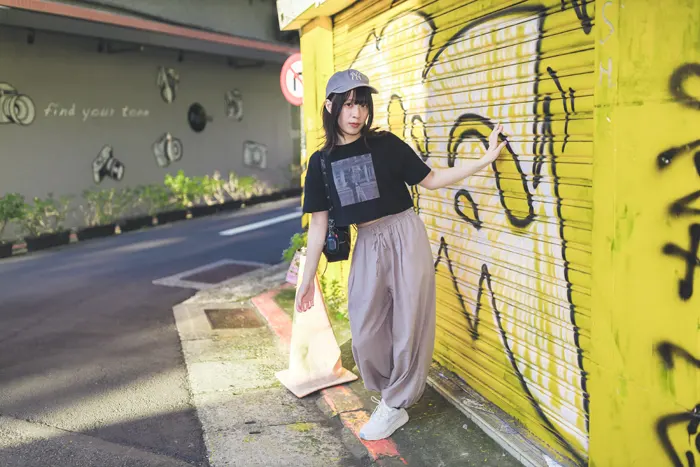 フリー写真, 人物（写真）, 女性（写真）, アジア人女性, 若い女性, ポートレイト, シリーズ（1546）, 台湾人, 帽子姿, 野球帽（キャップ）, Tシャツ姿, ズボン姿, 全身（写真）