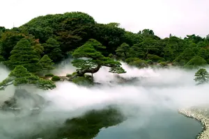 フリー写真 霧がかかる由志園