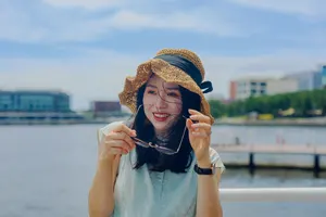 フリー写真 サングラスを外す日本人女性