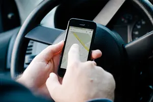 フリー写真 スマホで地図を確認するドライバー