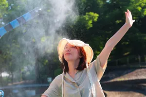 フリー写真 ミストを浴びる日本人女性