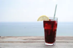 フリー写真 氷とレモンが添えられたクランベリージュース