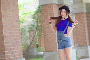 フリー写真 髪を持つTシャツサロペット姿の台湾人女性