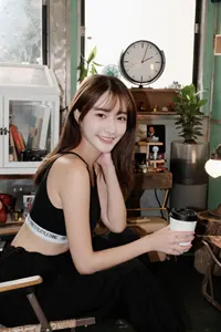 フリー写真 首に手を当ててカフェにいる台湾人女性