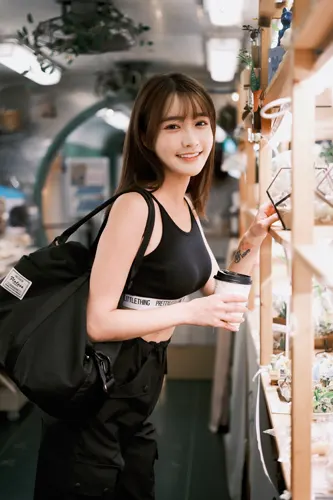 フリー写真, 人物（写真）, 女性（写真）, アジア人女性, 若い女性, ポートレイト, 台湾人, シリーズ（1547）, スポーツブラ姿, 鞄（バッグ）