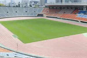 フリー写真 旧国立競技場の陸上トラックとサッカーフィールド