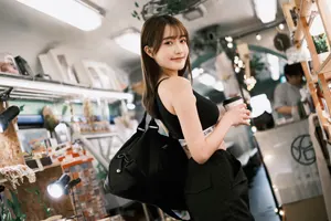 フリー写真 スポーツブラ姿でカフェの店内に立つ台湾人女性