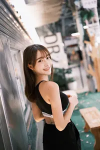 フリー写真 黒色のスポーツブラを着て振り返る台湾人女性