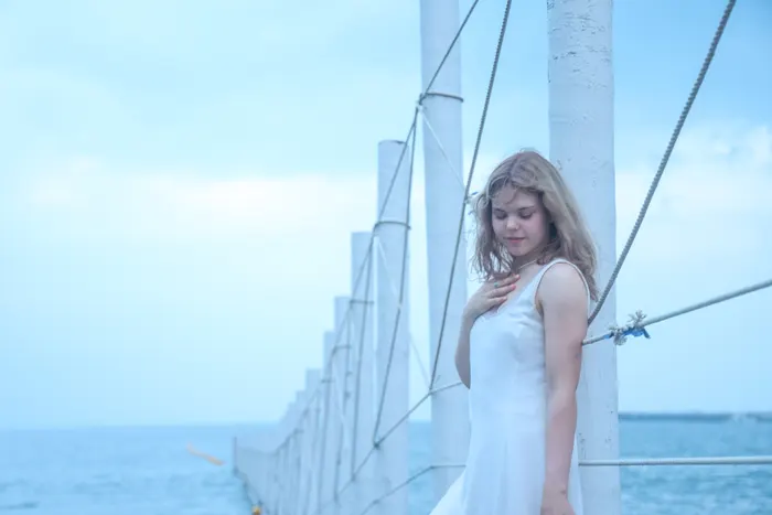 フリー写真, CC0 写真, 人物（写真）, 女性（写真）, 外国人女性, 若い女性, ポートレイト, ワンピース姿, 胸に手を当てる