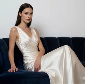 AI画像 白のロングドレスを着てソファーに座る外国人女性