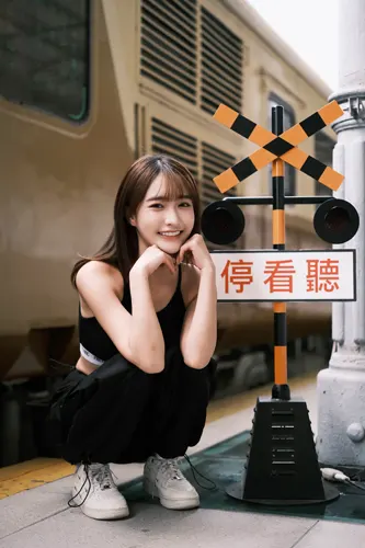 フリー写真, 人物（写真）, 女性（写真）, アジア人女性, 若い女性, ポートレイト, 台湾人, シリーズ（1547）, スポーツブラ姿, しゃがむ, 顎に手を当てる
