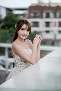 フリー写真 ドレス姿で屋上に立つ台湾人女性