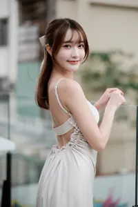 フリー写真 ドレスを着てガラスフェンスの前に立つ台湾人女性