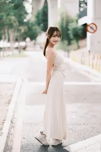 フリー写真 ロングドレスを着て立つ台湾人女性の全身姿