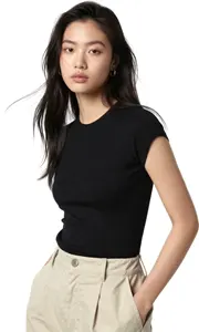 AI画像 ズボンのポケットに手を入れたTシャツ姿のアジア人女性