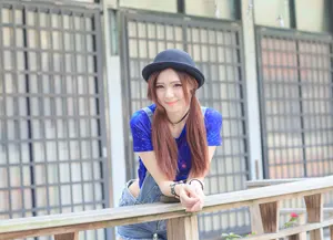 フリー写真 ポーラーハットを被って手すりに寄り掛かる台湾人女性
