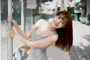 フリー写真 ポールに掴まって体を横に倒す台湾人女性