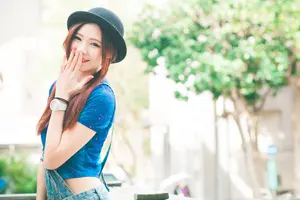 フリー写真 口元を手で隠すポーラーハットを被った台湾人女性
