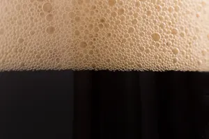 フリー写真 黒ビールのアップ