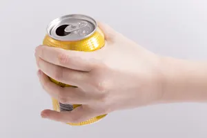 フリー写真 手に持った缶ビール