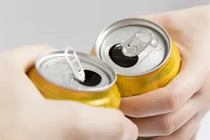 フリー写真 缶ビールで乾杯