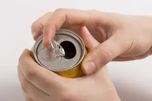 フリー写真 缶ビールのプルタブを開ける手