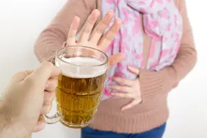 フリー写真 ビールを断る女性