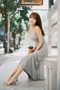 フリー写真 バス停のベンチに座る台湾人女性