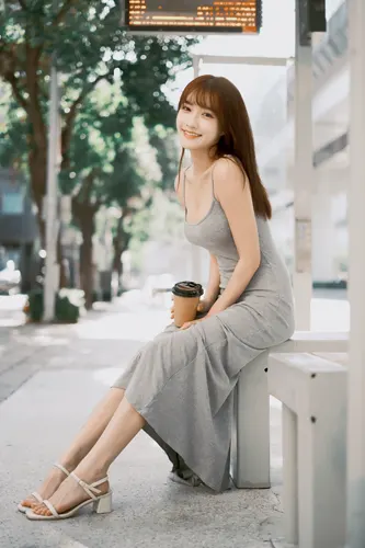 フリー写真, 人物（写真）, 女性（写真）, アジア人女性, 若い女性, ポートレイト, シリーズ（1548）, 台湾人, ワンピース姿, ベンチに座る, 飲み物（写真）, 珈琲（コーヒー）