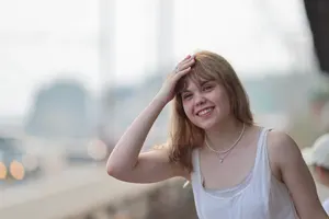 フリー写真 頭に手を当てる外国人女性