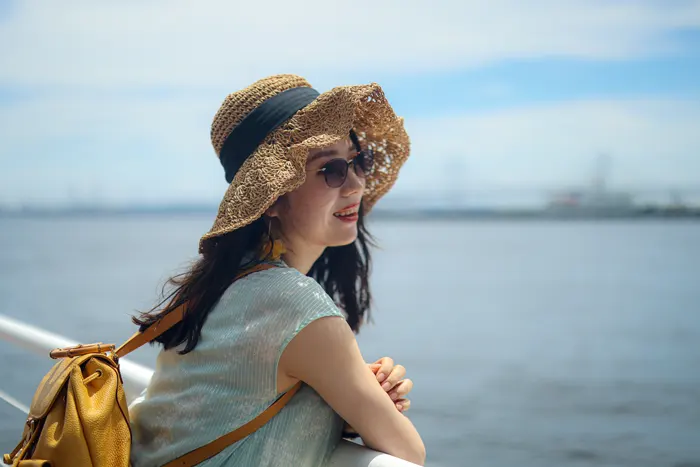 フリー写真, CC0 写真, 人物（写真）, 女性（写真）, アジア人女性, 若い女性, ポートレイト, 帽子姿, サングラス, 眺める