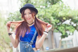 フリー写真 ツインテールの髪を手に持つ台湾人女性