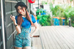 フリー写真 お店の戸の前に立つ台湾人女性