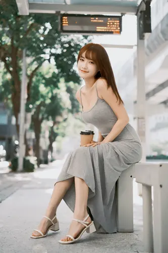 フリー写真, 人物（写真）, 女性（写真）, アジア人女性, 若い女性, ポートレイト, シリーズ（1548）, 台湾人, ワンピース姿, ベンチに座る, 飲み物（写真）, 珈琲（コーヒー）