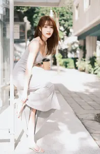 フリー写真 コーヒーを持ってポールに寄り掛かって立つ台湾人女性