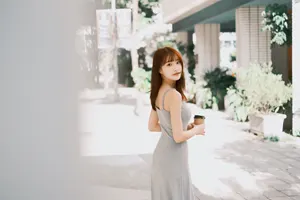 フリー写真 口に髪がかかる台湾人女性