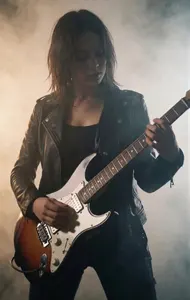 AI画像 スモークの中でエレキギターを演奏するロックギタリストの女性
