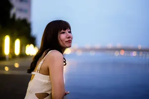 フリー写真 日暮れの海を眺める日本人女性