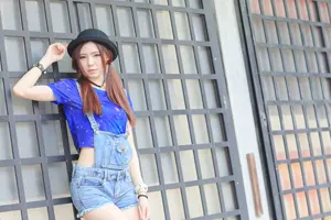 フリー写真 戸にもたれかかるポーラーハットを被った台湾人女性