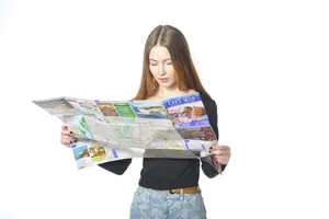 フリー写真 地図を見ている外国人女性