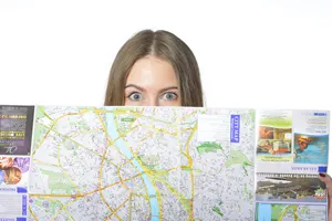 フリー写真 地図から顔を出す外国人女性