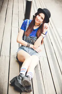 フリー写真 ウッドデッキの上に足を伸ばして座る台湾人女性