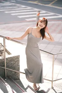 フリー写真 ロングワンピース姿で階段に立つ台湾人女性