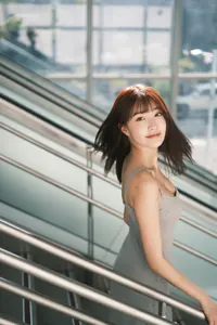 フリー写真 階段の手すりと若い台湾人女性