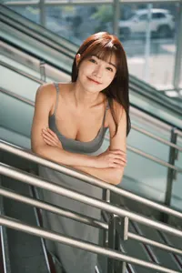 フリー写真 手すりに腕をついて階段に立つ台湾人女性
