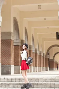 フリー写真 回廊の前の階段に立つ台湾人女性