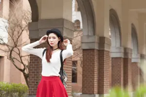 フリー写真 ポーラーハットを被って回廊の前に立つ台湾人女性